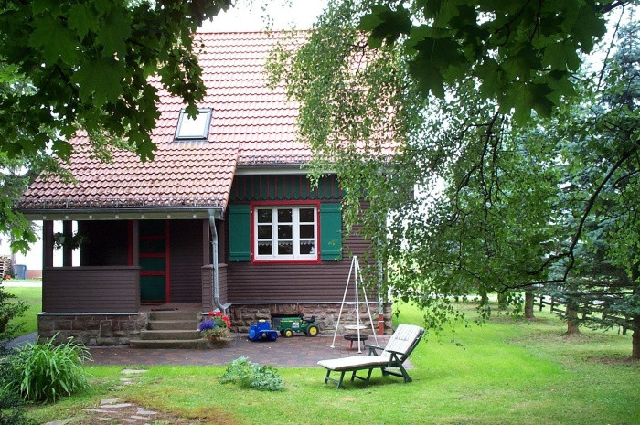 Frontalansicht des Ferienhaus Hexenhaus mit Verande und Gartenanlage
