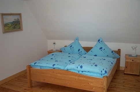 Bett im Doppelschlafzimmer des Feriendomiziels