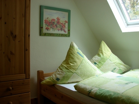 Gemütliches Zimmer mit französichem Bett.