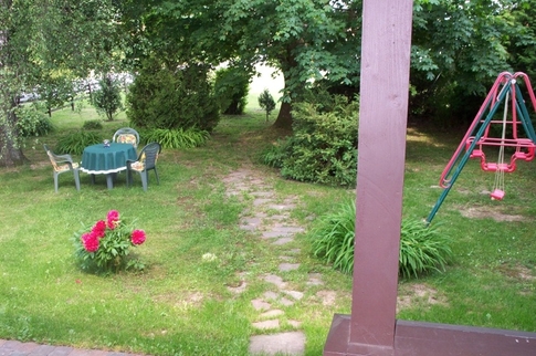 Blick von der Veranda in den Garten mit Schaukel