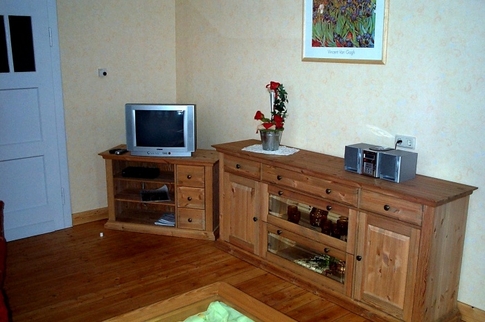 Wohnzimmer, Blick auf Fernseher Stereoanlage und Sideboard